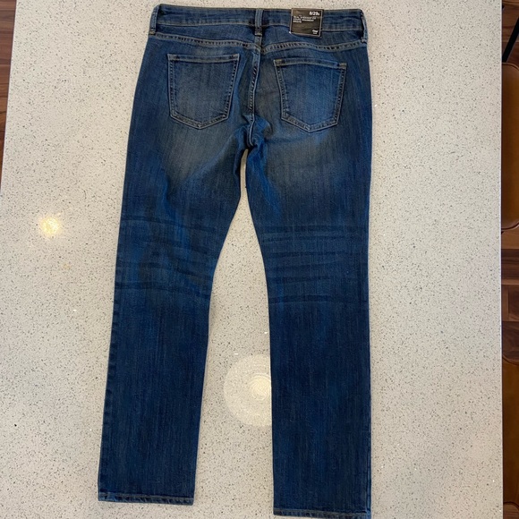 GAP Real Straight Fit jeans. Low rise 8/29 short. 28 inch inseam. - Picture 2 of 2